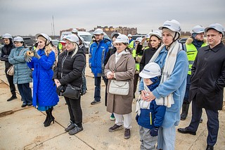 Андрей Иванов вместе с жителями заложил капсулу времени в основание новой школы на 1100 мест в ЖК «Рублевский Квартал»