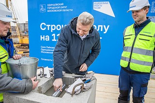 Андрей Иванов вместе с жителями заложил капсулу времени в основание новой школы на 1100 мест в ЖК «Рублевский Квартал»