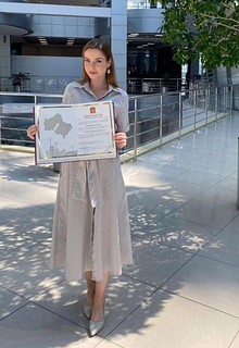 Медсестра из Одинцовского городского округа приобрела квартиру по программе «Социальная ипотека» в строящемся доме. Кристина Карчагина работает в Одинцовской областной больнице уже около 5 лет. Девушка с детства мечтала стать медиком. Медсестра рассказывает, для нее важно, что жилой комплекс учитывает интересы новоселов с собаками. У Кристины живет пудель