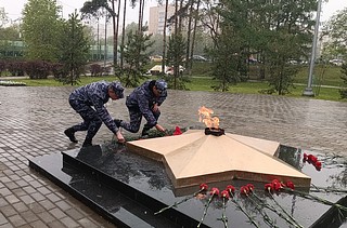 Росгвардейцы в канун Дня Победы возложили цветы к Вечному огню в Одинцово