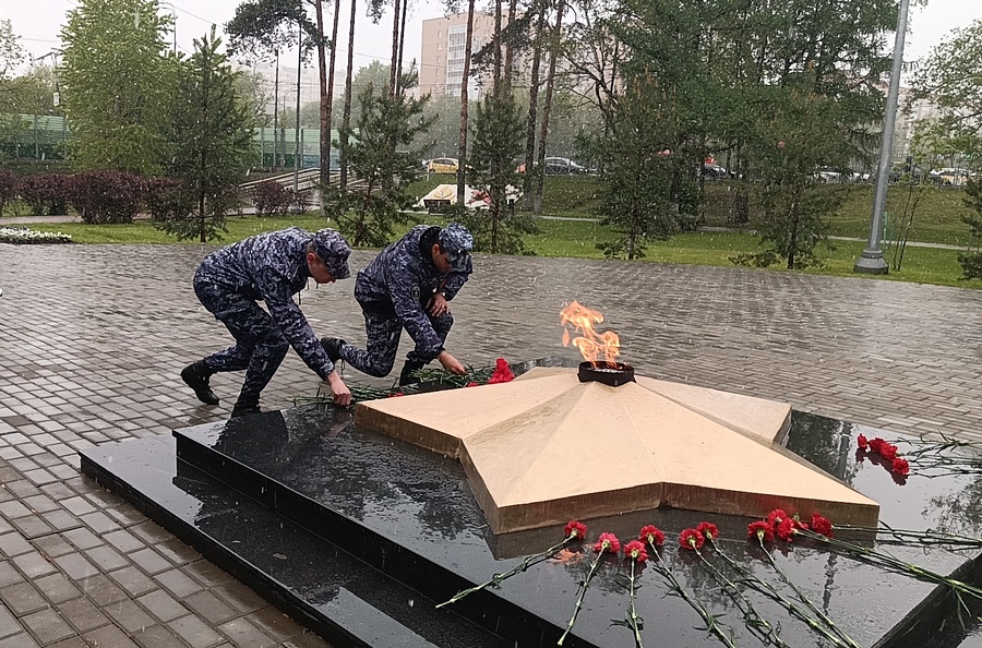 Росгвардейцы в канун Дня Победы возложили цветы к Вечному огню в Одинцово, Май