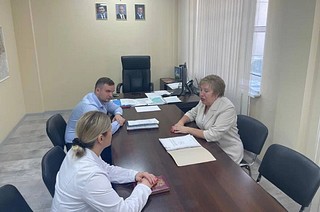 Продолжается капитальный ремонт хирургического корпуса Одинцовской областной больницы. Мониторинг хода работ провела председатель Совета депутатов Одинцовского округа Татьяна Одинцова. Она встретилась с главным врачом Одинцовской областной больницы Александром Грицанчуком и новой заведующей поликлиникой № 1 Зухрой Ахкубековой. На встрече обсуждали вопросы кадрового обеспечения. Александр Грицанчук доложил о проведенных встречах с ректорами Первого Московского государственного медицинского университета им. И. М. Сеченова и РНИМУ им. Н. И. Пирогова. Достигнута договоренность в кадровом обеспечении