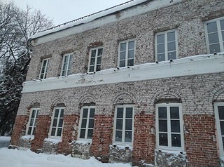 Главное управление культурного наследия Московской области выдало разрешение на проведение противоаварийных и консервационных работ на объектах культурного наследия регионального значения начала XIX века «Усадьба «Поречье» (Медведниковых) в Звенигороде Одинцовского округа: главный дом и северный флигель