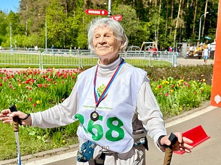 В Одинцовском парке культуры, спорта и отдыха прошёл фестиваль скандинавской ходьбы. Спортивное мероприятие было приурочено к празднованию Дня скандинавской ходьбы — 18 мая. Спортсмены из «Активного долголетия» преодолевали трассы различной сложности, наслаждаясь красотой природы