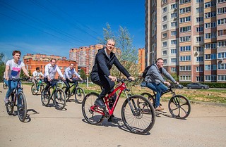 Глава Одинцовского округа Андрей Иванов вместе с жителями провёл велообъезд микрорайона «Гусарская баллада». Участники проехали по наиболее проблемным точкам жилого комплекса