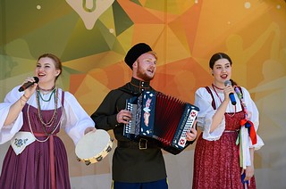 В Одинцовском парке культуры, спорта и отдыха 25 мая прошел Фестиваль русской культуры. Концертную программу представили творческие коллективы Одинцовского городского округа и исполнители русской народной песни из МГИКа