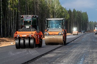 На участке строительства развязки М-1 «Беларусь» с дорогой А-108 приступили к укладке асфальта