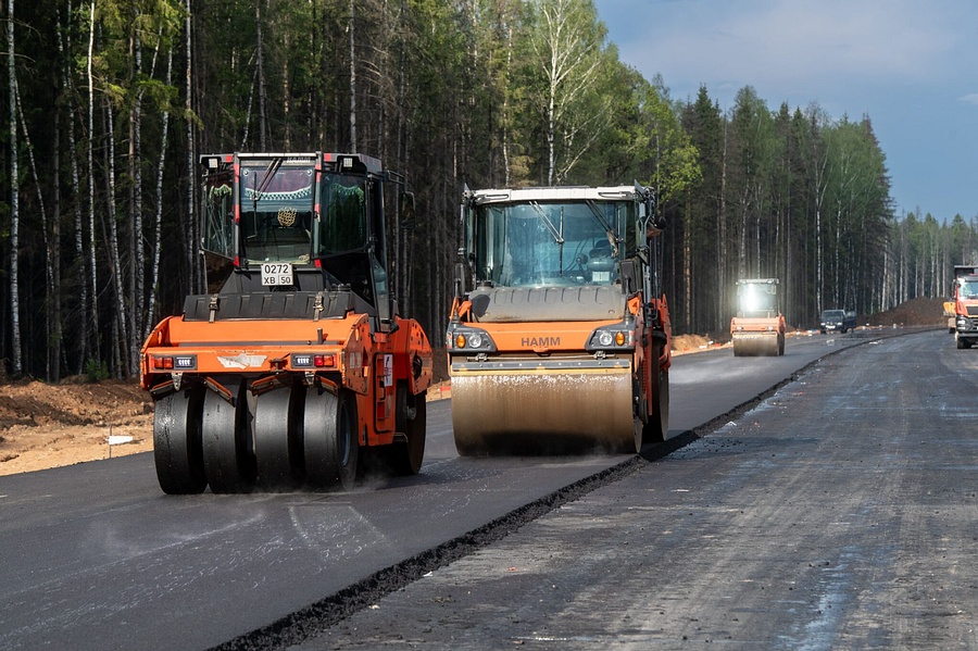 На участке строительства развязки М-1 «Беларусь» с дорогой А-108 приступили к укладке асфальта, Май