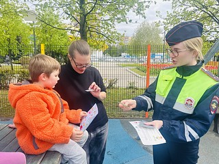 В рамках социального раунда «Безопасная мобильность» сотрудники Одинцовской Госавтоинспекции провели акцию «Безопасный двор». Инспекторы пообщались на игровой площадке с детьми и взрослыми, напомнив им о важности соблюдения правил дорожного движения