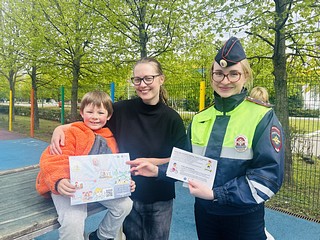 В рамках социального раунда «Безопасная мобильность» сотрудники Одинцовской Госавтоинспекции провели акцию «Безопасный двор». Инспекторы пообщались на игровой площадке с детьми и взрослыми, напомнив им о важности соблюдения правил дорожного движения
