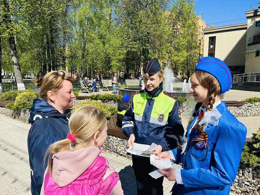 ГИБДД текст 2, Сотрудники Одинцовской Госавтоинспекции и их юные помощники организовали профилактический рейд в парке