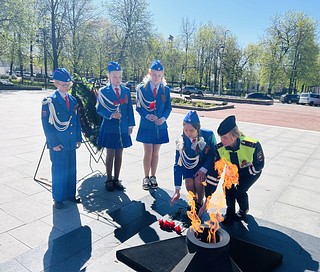 Одинцовские госавтоинспекторы и юные инспекторы движения провели в Звенигороде акцию ко Дню Победы