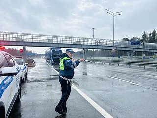 На территории Московской области продолжается проведение профилактического мероприятия «Грузовик». Активное участие в нем принимают одинцовские дорожные полицейские. Сотрудники Госавтоинспекции напоминают водителям большегрузов о необходимости строгого соблюдения правил дорожного движения