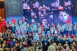 Праздничный концерт ко Дню Победы прошел в актовом зале администрации Одинцовского городского округа. Мероприятие посетили ветераны Великой Отечественной и Вооруженных Сил, дети войны, представители общественных ветеранских организаций, депутаты и школьники. Театр Натальи Бондаревой подготовил большую концертную программу «Мы — наследники Великой Победы». В неё вошли истории героических судеб, строки из писем, примеры подвигов солдат и офицеров Красной Армии