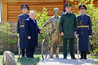 В парке «Патриот» Одинцовского округа состоялось торжественное открытие памятника письмоносице