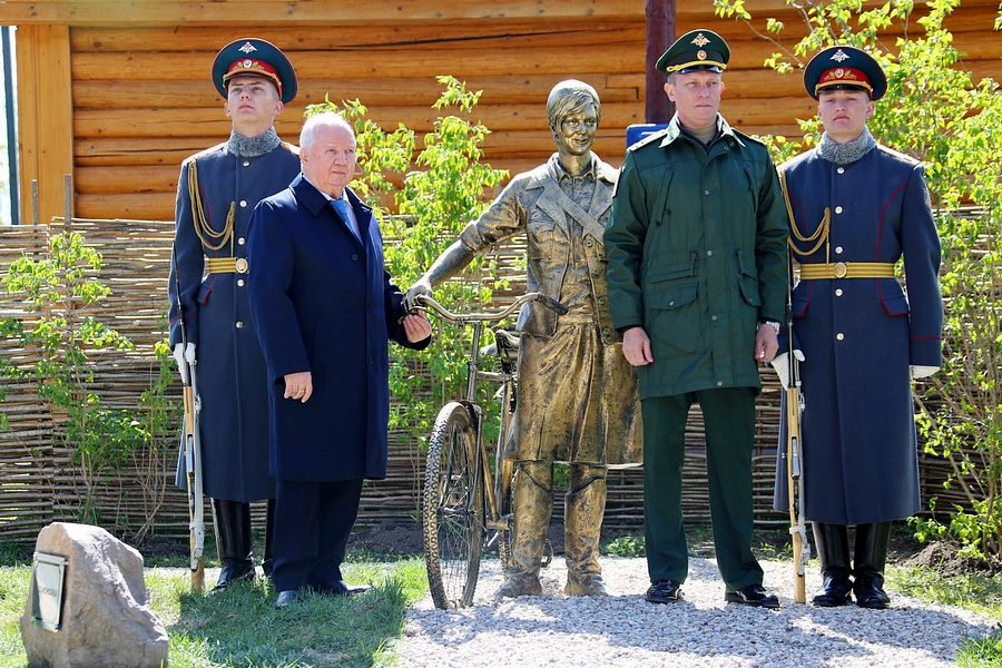 В парке «Патриот» Одинцовского округа состоялось торжественное открытие памятника письмоносице