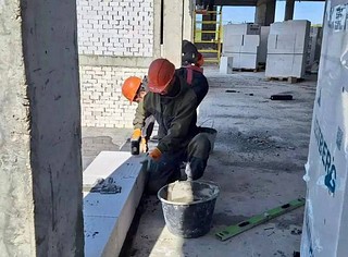 На стройплощадке консультативно-диагностического центра в Одинцовском округе завершены монолитные работы, строительная готовность уже более 35%. На площадке трудятся 65 рабочих и 3 единицы техники. Сейчас ведется кладка наружных стен и внутренних перегородок, кровельные работы, а также устройство теплотрассы на прилегающей территории. Общая площадь здания — более 9 тысяч кв. метров