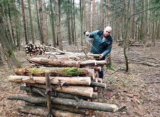 Санитарно-оздоровительные мероприятия провели в Звенигородском лесничестве. На территории Звенигородского филиала ГКУ МО «Мособллес», согласно государственному контракту, специалисты ГАУ МО «Центрлесхоз» и подрядной организации выполнили работы по уборке сухостойных и поваленных деревьев. Это снизит опасность возникновения лесных пожаров и угрозу падения стволов деревьев или их частей