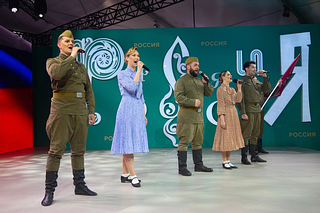 Молодежный театр «Крылья» выступил с фронтовым концертом на международной выставке-форуме «Россия» на ВДНХ