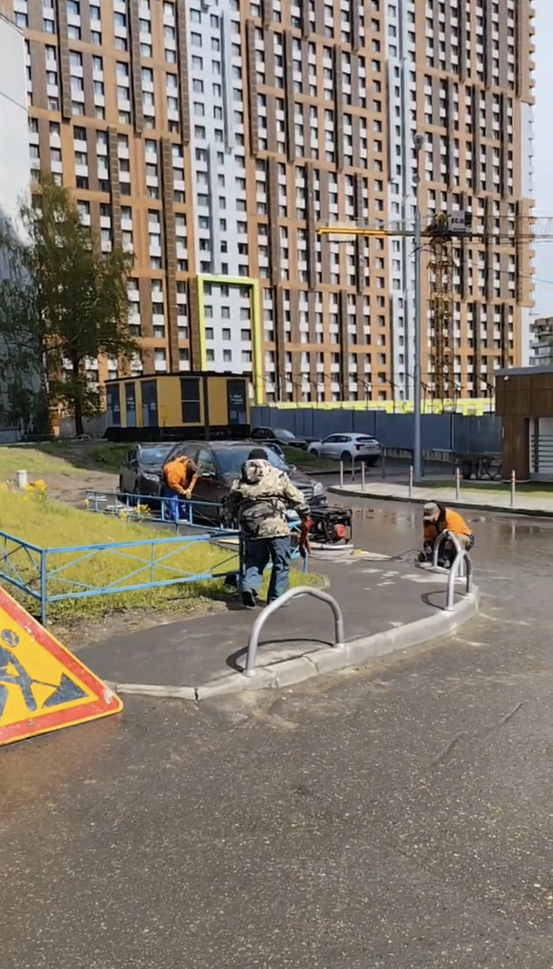 На улице Вокзальной в Одинцовском округе установили новые дорожные знаки и антипарковочные дуги