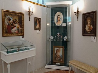 Выставка «Узора нить вдохновенная» открылась на цокольном этаже усадьбы Вяземы музея-заповедника А. С. Пушкина в Одинцовском округе