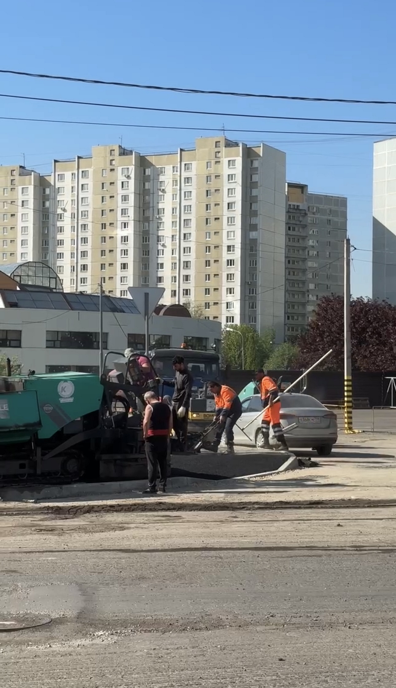 На тротуаре по улице Говорова в Одинцово начали укладывать асфальт