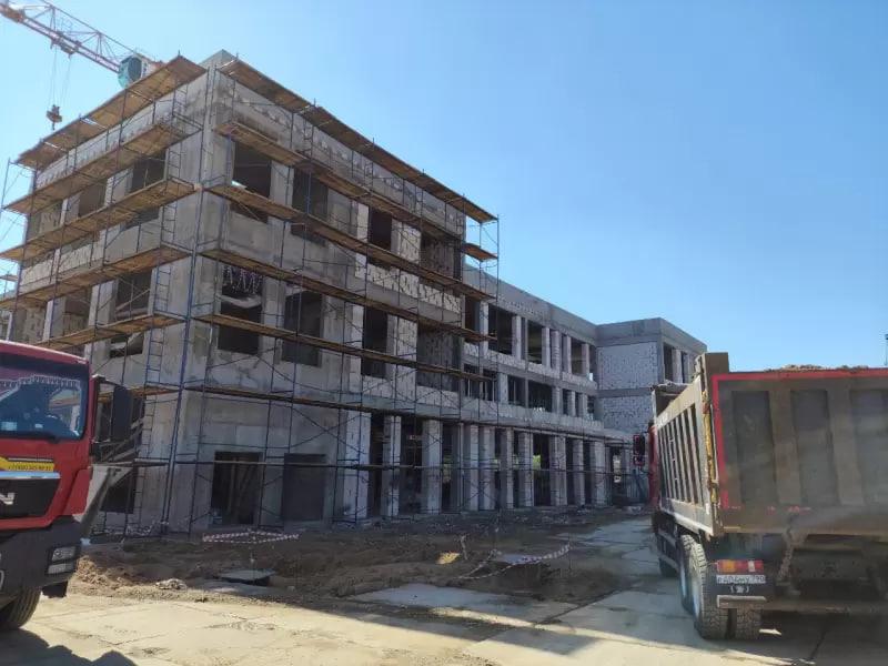Стартовали работы по устройству фасада строящегося консультативно-диагностического центра в селе Ромашково, Май