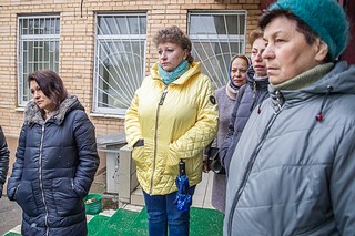 Глава Одинцовского округа Андрей Иванов вместе с жителями осмотрел отделение «Почты России», расположенное на первом этаже дома № 4 в поселке ВНИИССОК. В ближайшее время офис планируется обновить — отремонтировать кровлю и выполнить косметический ремонт внутренних помещений