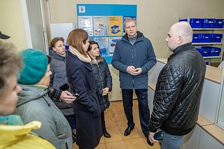 Глава Одинцовского округа Андрей Иванов вместе с жителями осмотрел отделение «Почты России», расположенное на первом этаже дома № 4 в поселке ВНИИССОК. В ближайшее время офис планируется обновить — отремонтировать кровлю и выполнить косметический ремонт внутренних помещений
