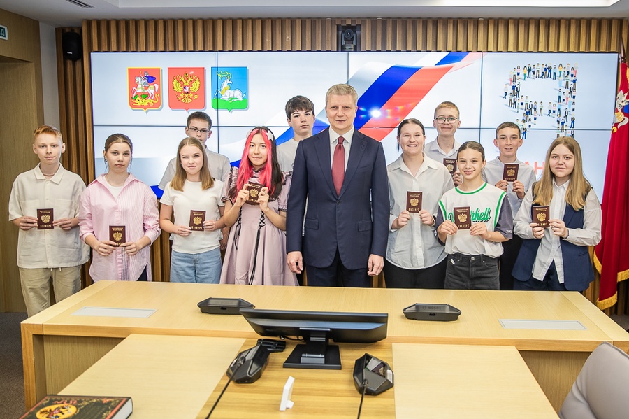 Паспорта граждан Российской Федерации вручили 12 юным жителям Одинцовского округа, достигшим 14-летнего возраста. Торжественная церемония прошла в здании администрации муниципалитета, Май