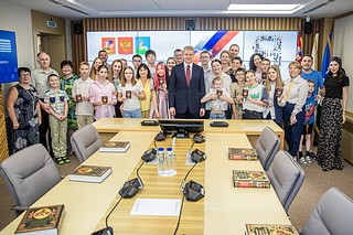 Паспорта граждан Российской Федерации вручили 12 юным жителям Одинцовского округа, достигшим 14-летнего возраста. Торжественная церемония прошла в здании администрации муниципалитета