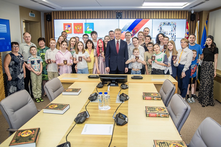 Паспорта граждан Российской Федерации вручили 12 юным жителям Одинцовского округа, достигшим 14-летнего возраста. Торжественная церемония прошла в здании администрации муниципалитета, Май