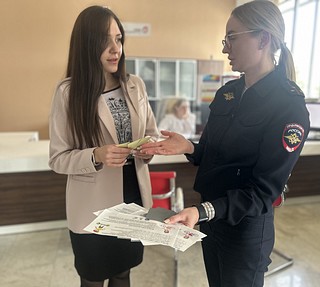 В рамках социального раунда «Безопасная мобильность» сотрудники Одинцовской Госавтоинспекции напомнили посетителям многофункционального центра о безопасном поведении на дороге