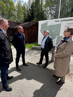 Первый заместитель главы Одинцовского городского округа Михаил Пайсов вместе с жителями и начальником территориального управления Алексеем Бредовым проинспектировал территорию села Ершово. Участники обхода оценили состояние асфальтобетонного покрытия торговой площади и определили первоочередные мероприятия по его ремонту