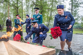 Сотрудники Одинцовской городской прокуратуры вместе с ветеранами возложили цветы к Вечному огню
