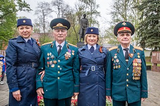 Сотрудники Одинцовской городской прокуратуры вместе с ветеранами возложили цветы к Вечному огню