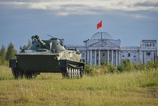 В Центральном парке «Патриот» состоялся Легкоатлетический забег «Кросс Победы». Маршрут был по-настоящему разнообразен: лесные пейзажи сменялись экспозициями военной техники Музейного комплекса Парка Патриот