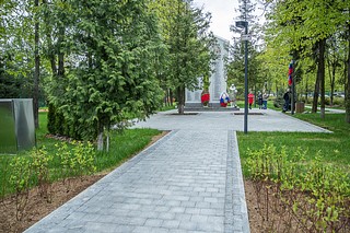 В сквере у памятника-обелиска погибшим землякам в деревне Жуковка завершены работы по озеленению. Также на прилегающей территории установили новые долговечные лавочки из массива дуба и флагштоки. Обновленный сквер осмотрел глава Одинцовского округа Андрей Иванов