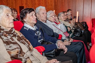 Праздничный концерт ко Дню Победы прошел в актовом зале администрации Одинцовского городского округа. Мероприятие посетили ветераны Великой Отечественной и Вооруженных Сил, дети войны, представители общественных ветеранских организаций, депутаты и школьники. Театр Натальи Бондаревой подготовил большую концертную программу «Мы — наследники Великой Победы». В неё вошли истории героических судеб, строки из писем, примеры подвигов солдат и офицеров Красной Армии