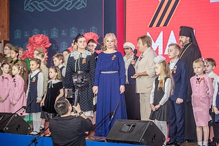 Праздничный концерт ко Дню Победы прошел в актовом зале администрации Одинцовского городского округа. Мероприятие посетили ветераны Великой Отечественной и Вооруженных Сил, дети войны, представители общественных ветеранских организаций, депутаты и школьники. Театр Натальи Бондаревой подготовил большую концертную программу «Мы — наследники Великой Победы». В неё вошли истории героических судеб, строки из писем, примеры подвигов солдат и офицеров Красной Армии