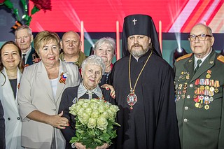 Праздничный концерт ко Дню Победы прошел в актовом зале администрации Одинцовского городского округа. Мероприятие посетили ветераны Великой Отечественной и Вооруженных Сил, дети войны, представители общественных ветеранских организаций, депутаты и школьники. Театр Натальи Бондаревой подготовил большую концертную программу «Мы — наследники Великой Победы». В неё вошли истории героических судеб, строки из писем, примеры подвигов солдат и офицеров Красной Армии