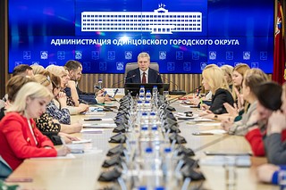 В Одинцовском округе прошел Координационный совет по делам лиц с инвалидностью и ограниченными возможностями здоровья. С короткими докладами о деятельности и текущих задачах и проблемах выступили представители общественных и благотворительных организаций, НКО и специальных образовательных учреждений. Основными темами совещания стали создание тренировочных квартир для адаптации людей с ОВЗ, развитие доступной среды на территории округа, интеграция людей с инвалидностью в обществе, своевременная диспансеризация, а также защита их прав и интересов. Как отметил глава Одинцовского округа Андрей Иванов, такого рода встречи способствуют формированию нужной и грамотной коммуникации