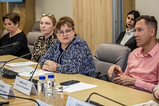 В Одинцовском округе прошел Координационный совет по делам лиц с инвалидностью и ограниченными возможностями здоровья. С короткими докладами о деятельности и текущих задачах и проблемах выступили представители общественных и благотворительных организаций, НКО и специальных образовательных учреждений. Основными темами совещания стали создание тренировочных квартир для адаптации людей с ОВЗ, развитие доступной среды на территории округа, интеграция людей с инвалидностью в обществе, своевременная диспансеризация, а также защита их прав и интересов. Как отметил глава Одинцовского округа Андрей Иванов, такого рода встречи способствуют формированию нужной и грамотной коммуникации