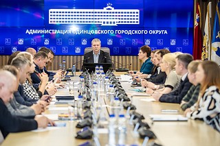 Глава Одинцовского округа Андрей Иванов провел рабочее совещание с активными жителями Кубинки. На встрече обсудили исполнение поручений в сфере образования, жилищно-коммунального хозяйства, благоустройства и других