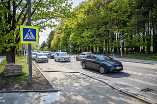 Глава Одинцовского округа Андрей Иванов провел велоинспекцию 5-го микрорайона города Одинцово — вместе с жителями города и профильными заместителями. Участники объезда проверили содержание зоны барбекю и ход дорожных работ на улице Говорова, детскую игровую площадку на бульваре Маршала Крылова, содержание стадиона Гимназии № 14 после зимнего периода, запаркованность проезжей части у здания кафе «Ковчег», а также место под размещение «народной тропы» возле «Одинцовской лингвистической гимназии»