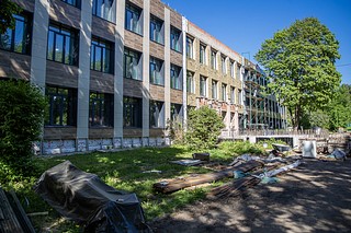 Глава Одинцовского округа Андрей Иванов вместе с инициативными жителями Больших Вязем проверил ход капитального ремонта Большевяземского отделения Голицынской школы № 2
