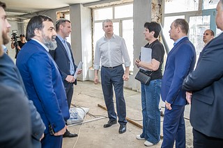 Глава Одинцовского округа Андрей Иванов вместе с инициативными жителями Больших Вязем проверил ход капитального ремонта Большевяземского отделения Голицынской школы № 2