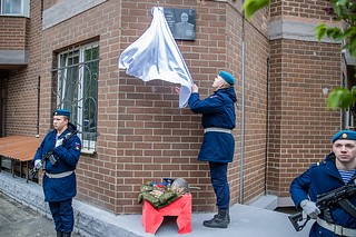 В День Победы в Одинцово открыли мемориальную доску в память об участнике специальной военной операции, гвардии подполковнике Вячеславе Опольском. Российский офицер героически погиб при выполнении боевой задачи на Херсонском направлении 12 мая 2023 года. Глава Одинцовского округа Андрей Иванов подчеркнул, что открытие памятной доски символично прошло 9 мая, в День Великой Победы