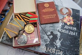 В преддверии Дня Победы глава Одинцовского округа Андрей Иванов навестил Нину Зиновьевну Скорикову, которая провела свои ранние годы в блокадном Ленинграде. В марте этого года пенсионерка отметила свой 83-й день рождения. Отец Нины Зиновьевны с первого дня войны ушел на фронт, в апреле 1942 года её мама с годовалой дочкой и другими членами семьи были эвакуированы по «Дороге жизни» на Большую землю. Оттуда перебрались в Ярославскую область к сестре бабушки