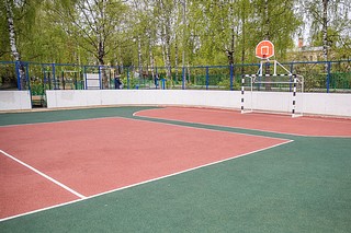 В поселке дома отдыха «Огарёво» обновили хоккейную площадку: на объекте заменили резиновое покрытие, нанесли разметку и установили новое спортивное оборудование. Все работы выполнялись из внебюджетных источников. Качество модернизации проверил глава Одинцовского городского округа Андрей Иванов